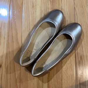 Naturalizer Metallic Flats